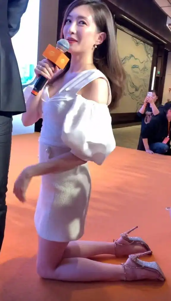 江疏影跪地与粉丝合影,穿恨天高参加活动,鞋底镶满钻石