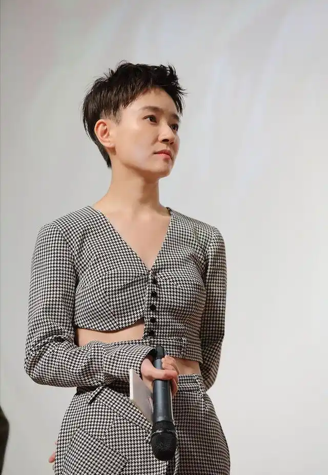 焦俊艳"超短发"特立独行,淡妆好清纯,可帅可媚的气质不一般