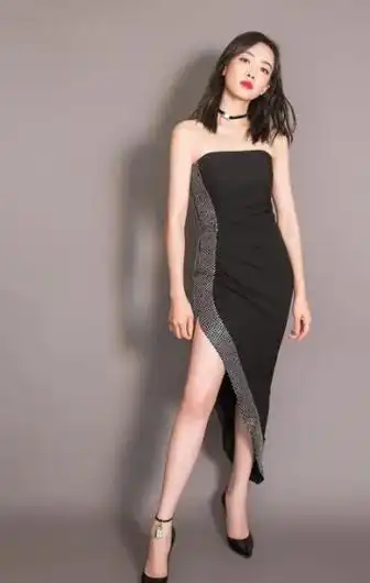 宋茜;景德镇拍戏被偶遇,五官标致双腿暴露年龄 _王一博|藏海戏麟|大