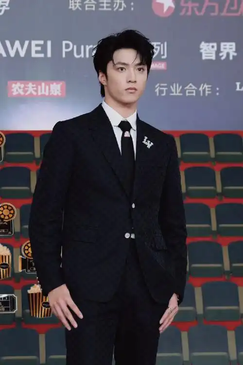 刘耀文##刘耀文露额头##微博电影之夜红毯