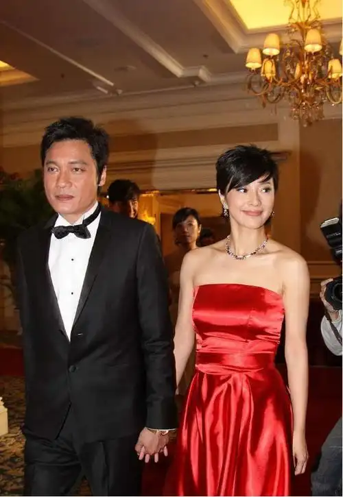 罗嘉良和差11岁老婆同框男帅女美气质高级夫妻恩爱感好浓重