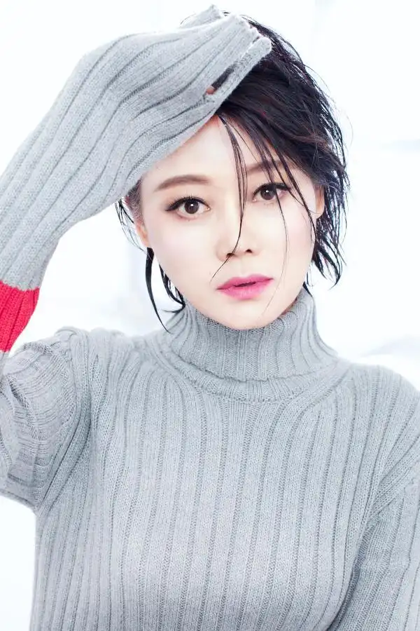 何静,内地著名女歌手,国家一级演员,独特嗓音极具魅力.