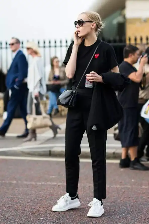 黑色t恤搭配一条黑色长裤,简单的一身黑色不会出错.