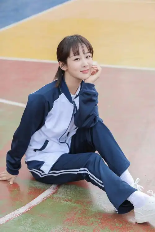 杨紫篮球场校园照曝光笑容治愈活力满满