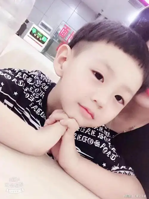 7岁帅气男童因发烧就医确诊罕见病奶奶愿用余生换取孙子安康