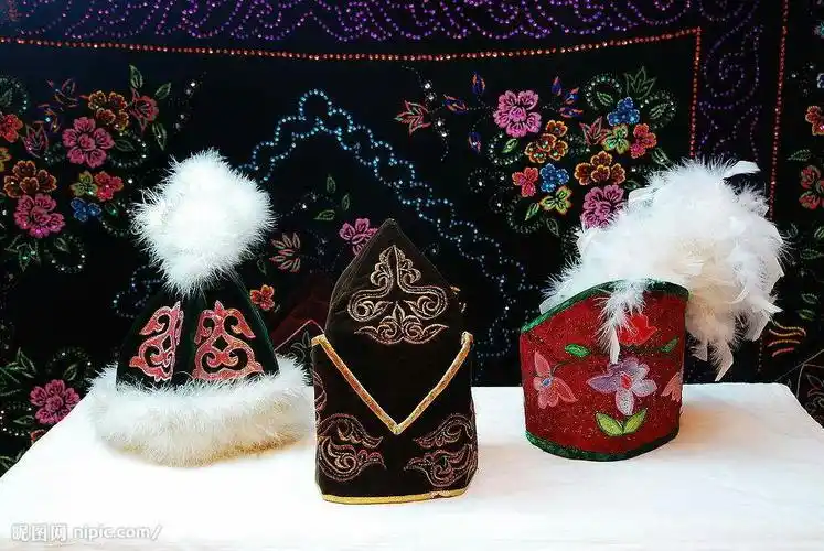 光影区《美丽的图案》由我来绘画孩子们第一次接触哈萨克族民族图案