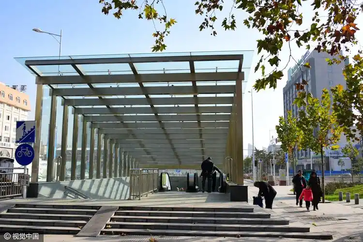 近日,有市民通过金水路城东路地下人行通道时,看到通道内"灯火辉煌"