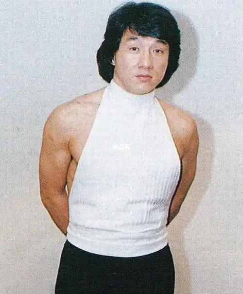 穿挂脖背心的成龙