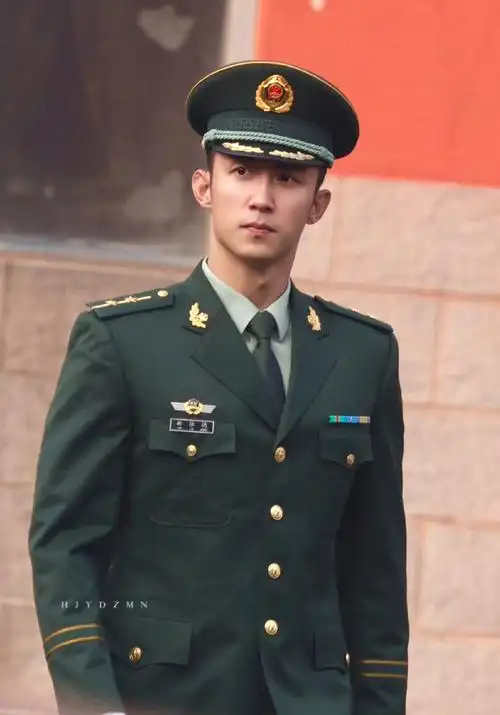 黄景瑜超话#很高兴yu见你#笔挺的军装下包裹着健硕的肌肉#黄景瑜1130