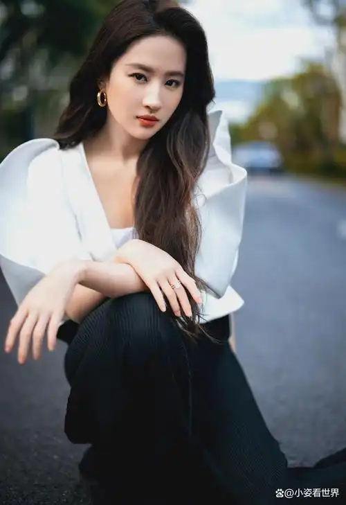 刘亦菲疑似遭遇霸凌后,再被扒曾被韩国女生欺负,却引发国籍争论