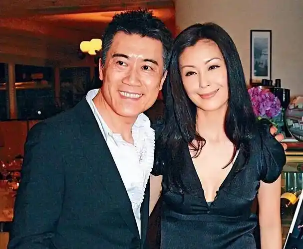 她,20岁出道21岁丧夫,交往过30任男友,30岁再婚无视老公偷吃_伍咏薇