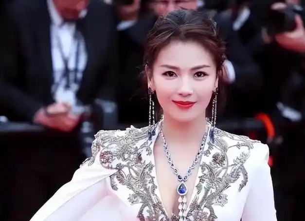 刘涛起床素颜照疯传好奇她到底长啥样网友太真实了