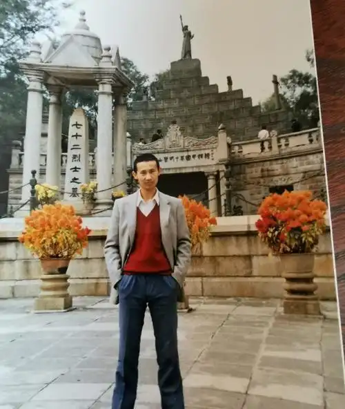 腾格尔首晒年轻时候照片,大长腿抢镜!网友:岁月催人老啊!