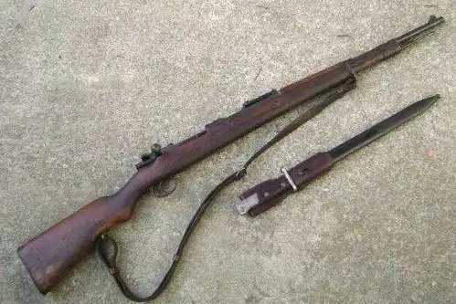 二,再者,日本士兵拼刺刀的预备姿势是:枪刺斜向上约45度,手也是握在