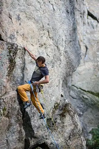 攀岩者提升具有挑战性的悬崖.攀爬的极限运动.自由, 风险, 挑战, 成功