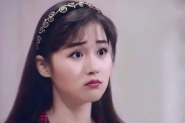 单眼皮的万绮雯,年轻时候漂亮,年华渐去,优雅也越来越迷人_造型_发型