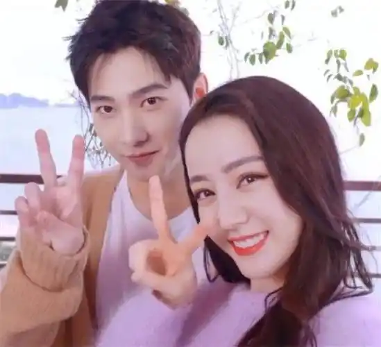 杨洋与迪丽热巴的节目互动甜度超高两人发言像极了婚礼致谢词