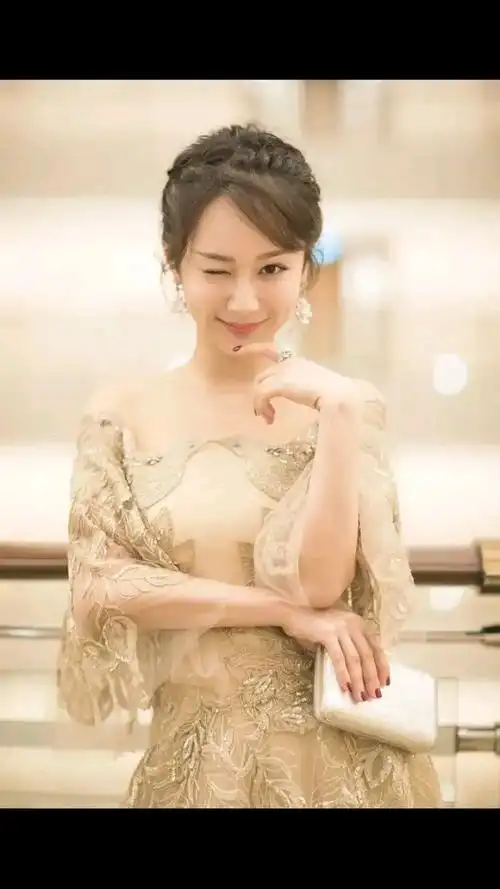 神颜福利社#杨紫露肩礼服配马丁靴,李现绅士手变比赞,网友:求二搭新