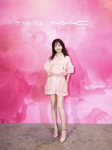 谭松韵粉色阔形套装搭配一字带高跟鞋清爽利落