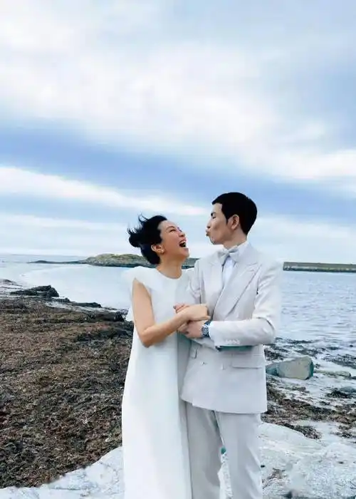 萧敬腾歪屁股?黄子韬演唱会空场?郭碧婷奚梦瑶谁幸福?_老婆_直播_工作