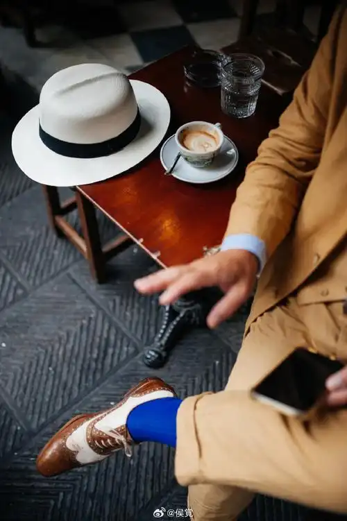 跟着侯覚一起来看pitti uomo ,那些随兴又刻意地细节展露出绅士们的穿