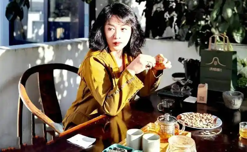 近日,金星在微博里晒出一张和汉斯的休闲照:平淡中饱含着幸福