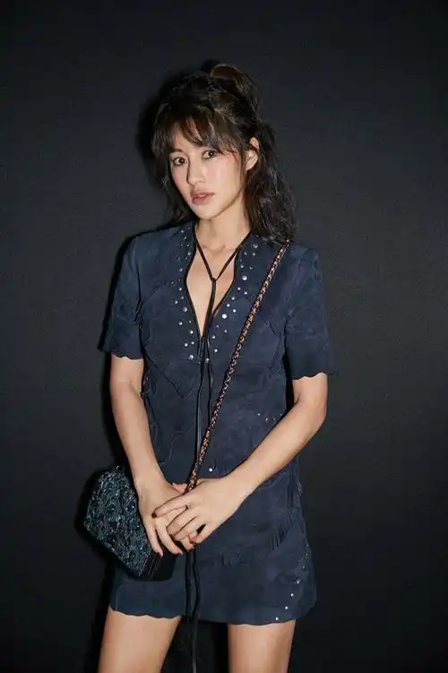 陈燃上海出席活动俏皮短裙美腿吸睛