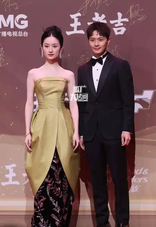 曹骏比穿高跟鞋的郭晓婷只稍微高一点,这身高在男演员里太吃亏