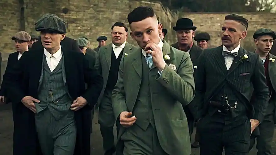 伯明翰上空的雾是剃刀党吐出的烟,谢尔比家族的血液里流淌着威士忌.