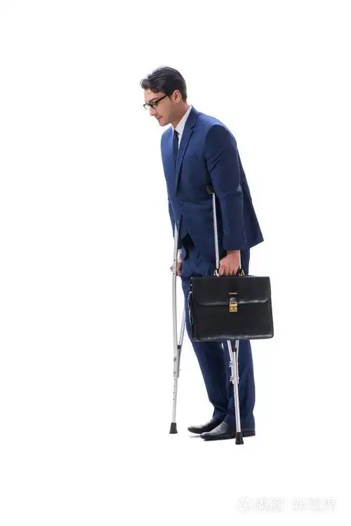 拄着拐杖在白色背景上孤立走路的商人
