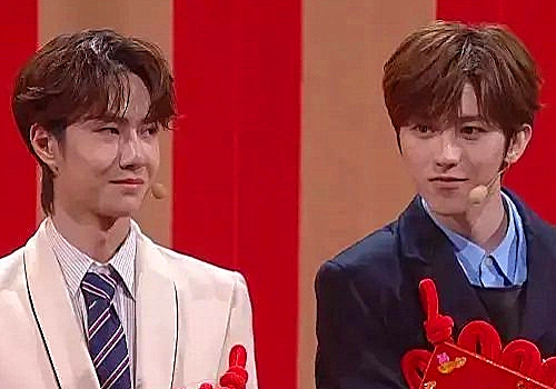 湖南春晚蔡徐坤王一博首次同框,谁注意他的动作?情商绝了