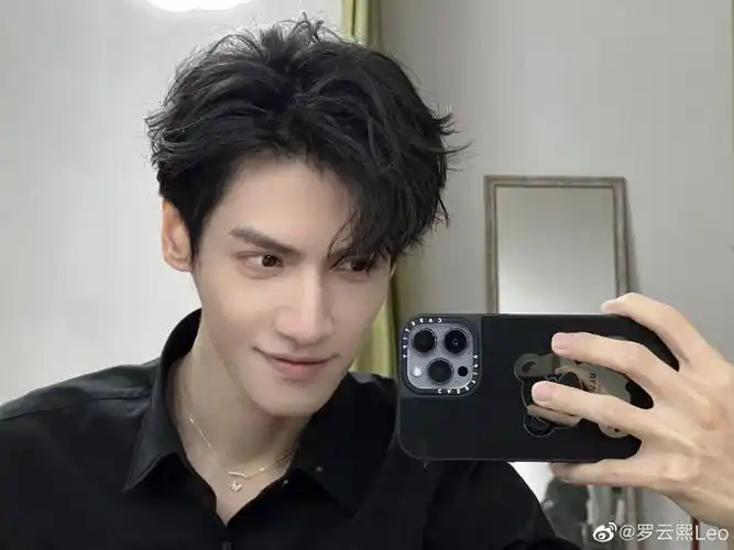 罗云熙拍了拍自己对镜拍##罗云熙黑衬衫对镜拍