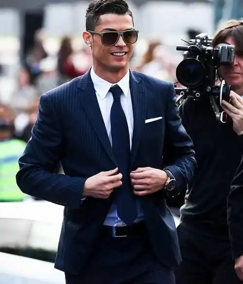 当c罗穿上西装,简直是帅的一塌糊涂