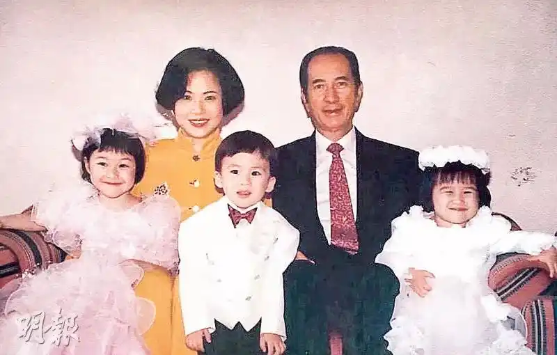 何鸿燊的原配是有"澳门街第一美人"称号—黎婉华,育有一子三女,可惜