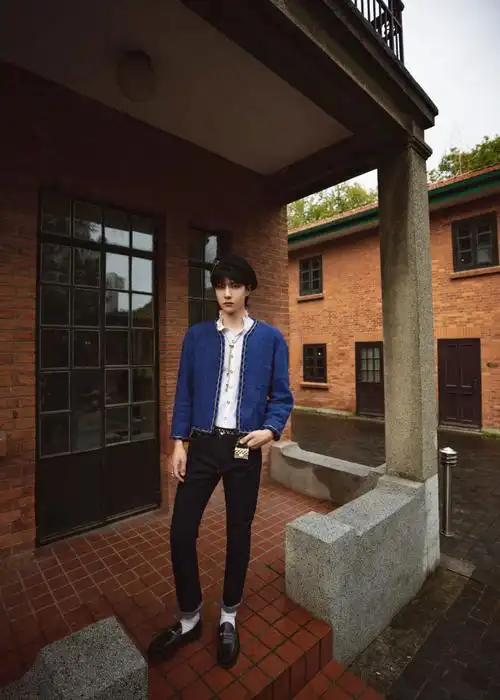 王一博宫廷小王子造型我觉得像一个小画家