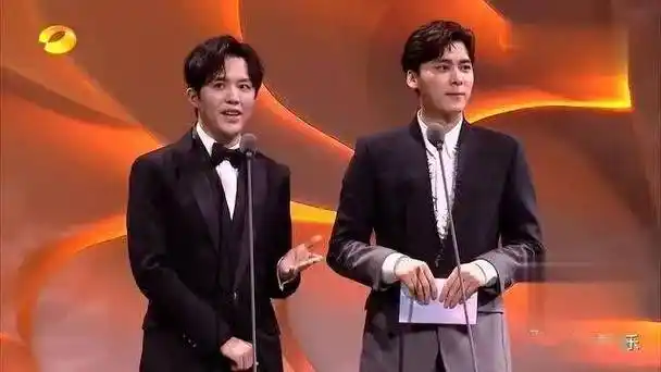 疫情三年来,李云迪(2021)和李易峰(2022)成为娱乐圈著名的pc双子星,耐