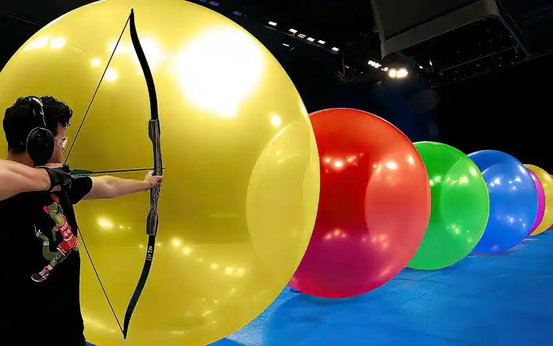 一发"穿云箭"能击穿多少个巨型气球呢?老外亲测,画面太解压了