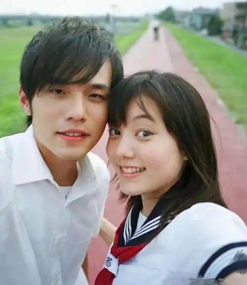 周杰伦被质疑植发,多年前与杨幂的合照曝光,额头"秃"到发亮!