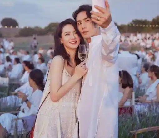 李承铉也给足了戚薇安全感,和仪式感,在七夕的时候和戚薇求婚,随后