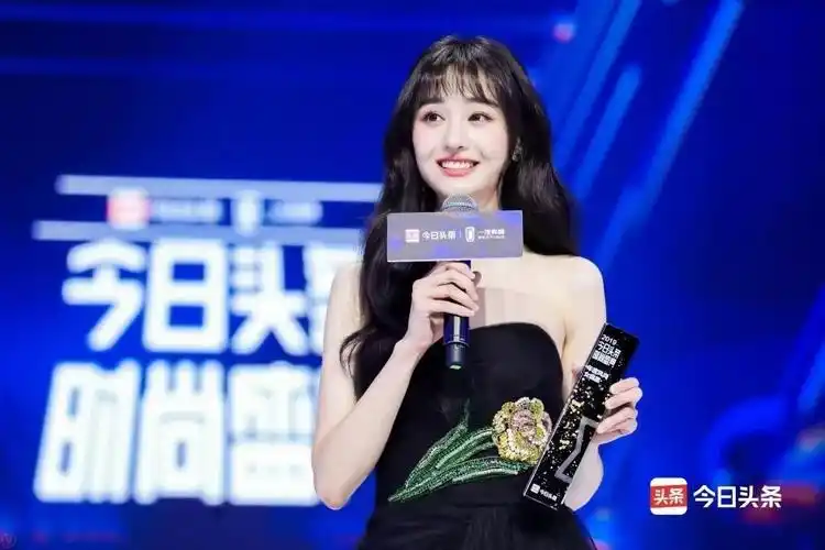 小陶虹,赵雅芝闪亮优雅,郑爽走仙女风…这场红毯与年龄无关 - 知乎