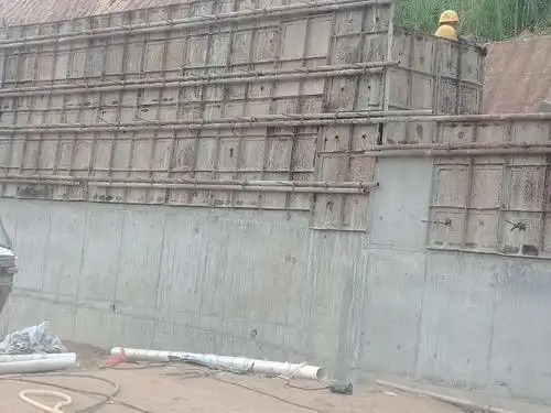 图三挡土墙模板施工