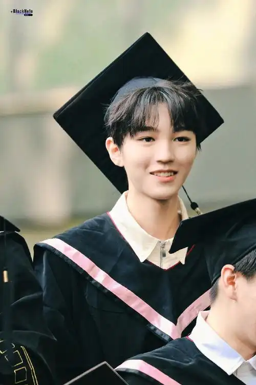 王俊凯拍毕业照