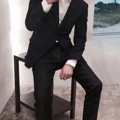 帅气西装男头 纵然全身投入却不动声色._男生头像_我要个性网