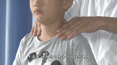 拿捏肩井能宣通气血,发汗解表.