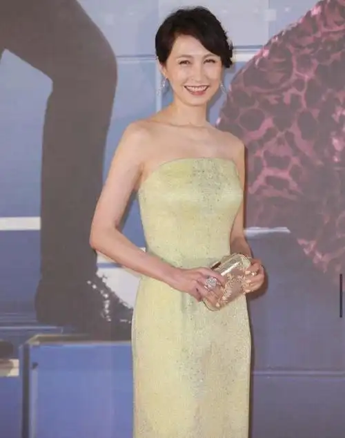 郭蔼明虽是大婶年纪但时尚感不输小姑娘穿青色抹胸裙时髦妩媚