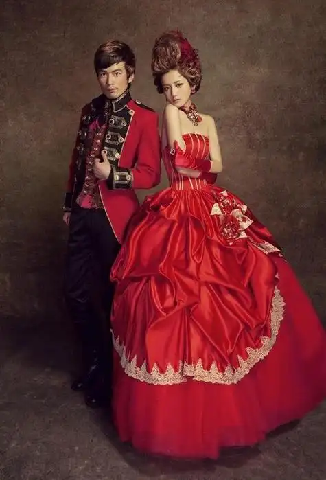 欧式宫廷婚礼红色礼服图片(欧式宫殿婚纱照)