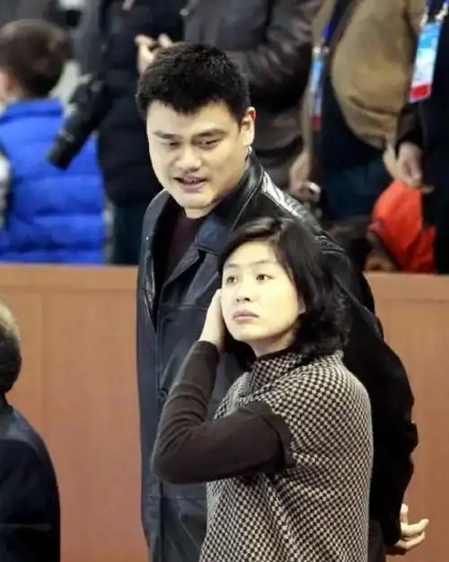 她是姚明母亲,身高1米88曾是女篮的队长,如今孙女13岁身高1米9|叶莉