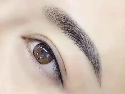 美瞳线是没有小尾巴的,也不是在眼皮上给你纹上一条线!