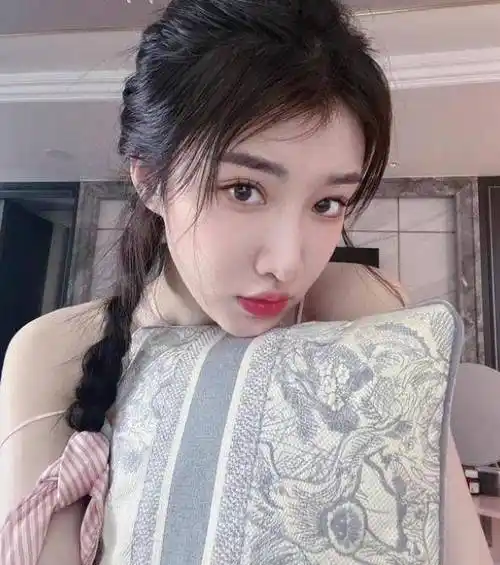 郭艾伦的前女友马阳阳拍了一张自拍.