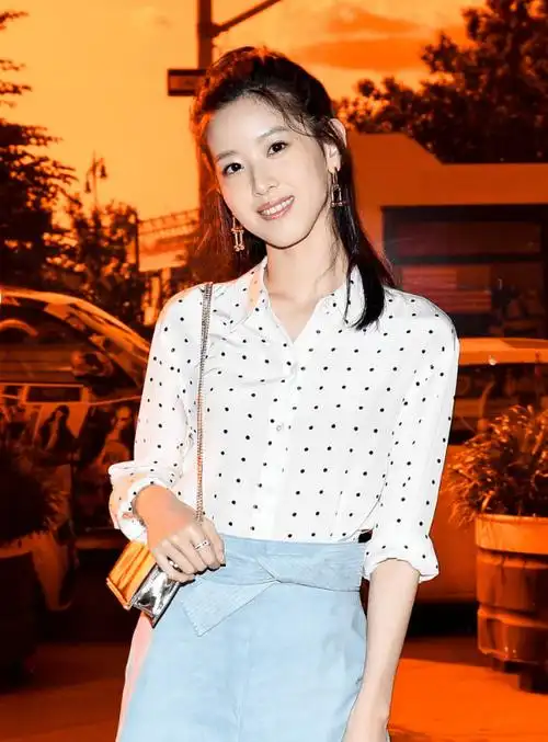 章泽天嫩回奶茶妹妹银色夹克配灰色针织衫饱满奶肌好娇嫩